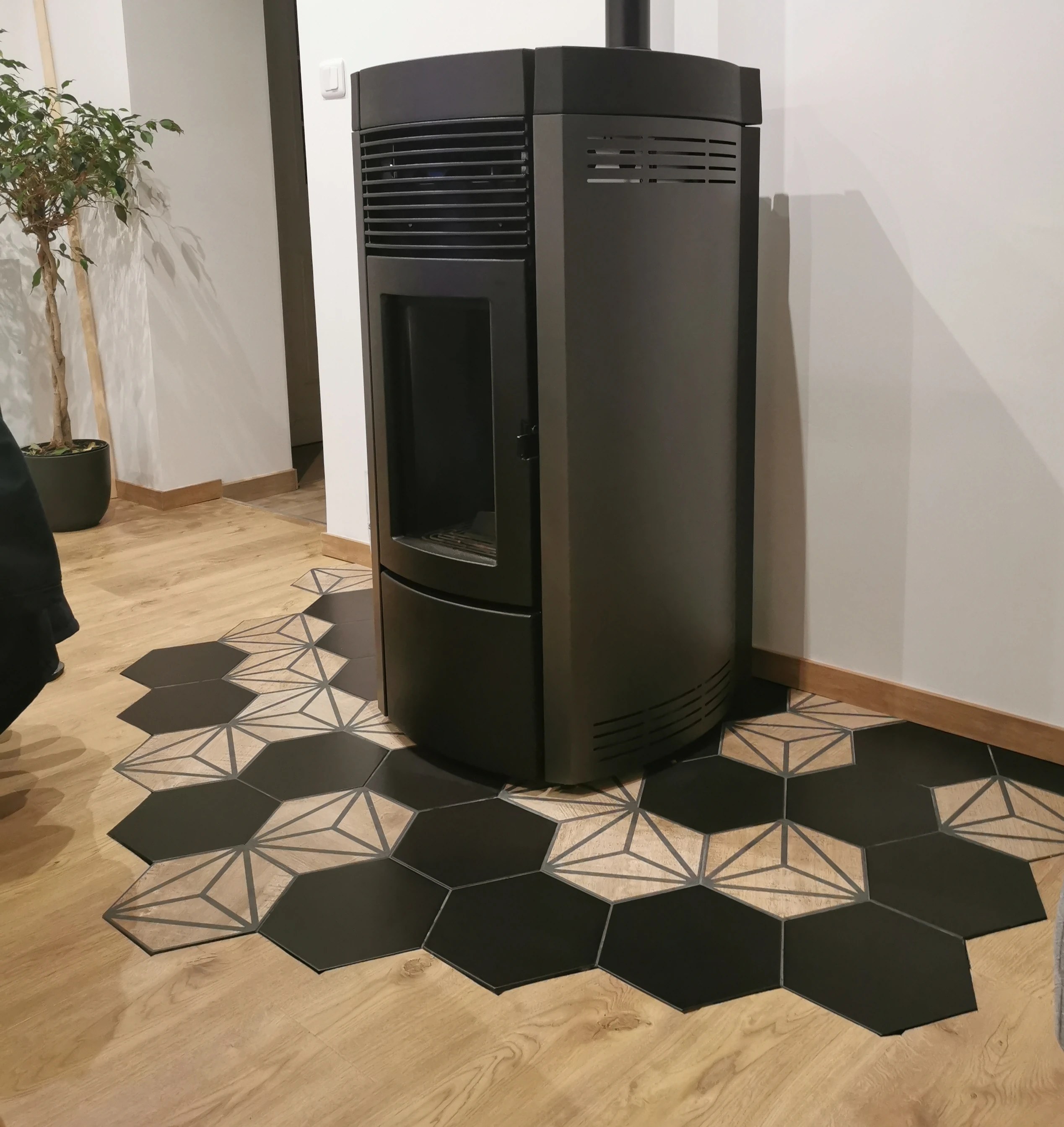 Carrelage Hexagonale Noir et Effet Bois sous un poêle