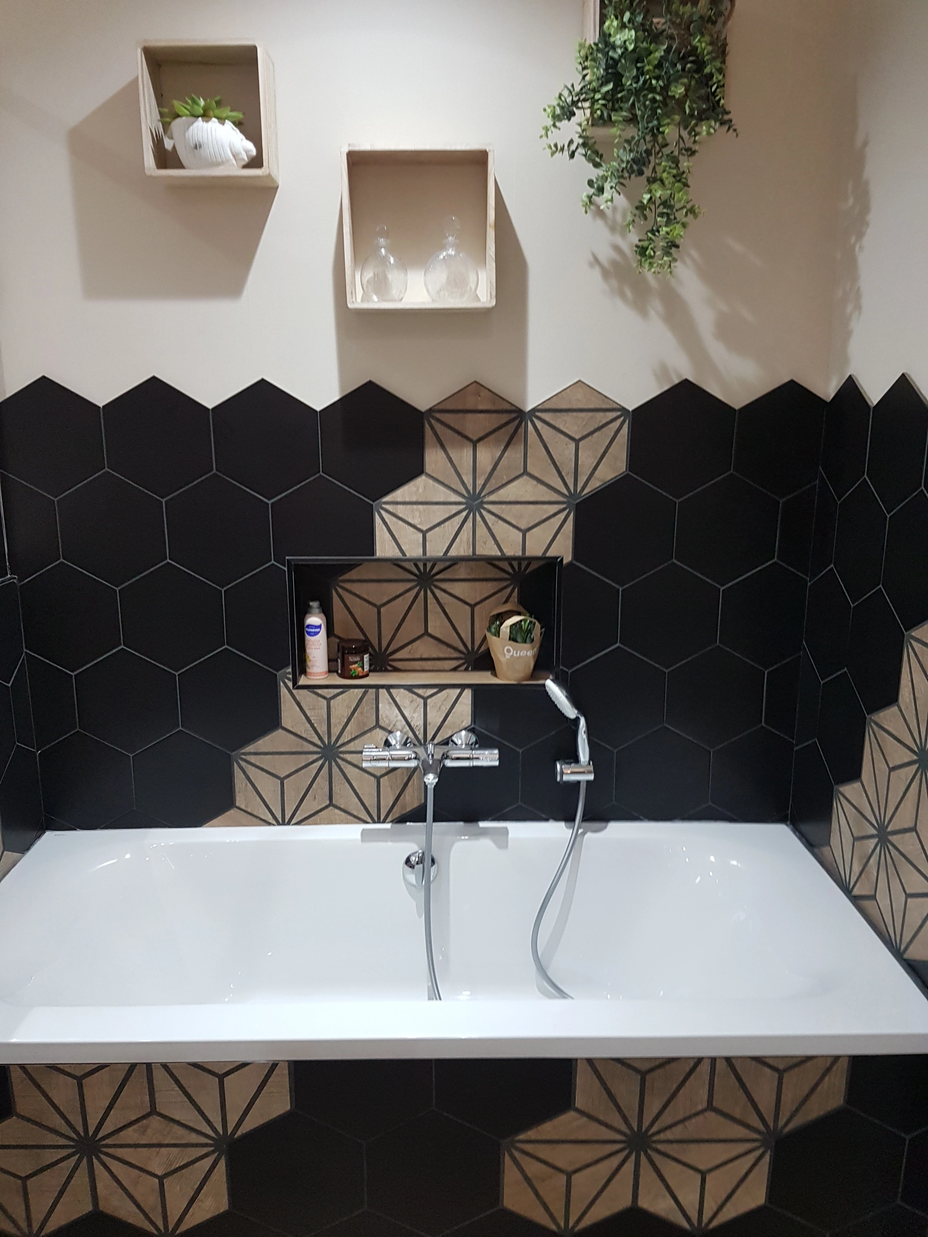 Baignoire rectangulaire avec Carrelage Hexagone Noir et Bois